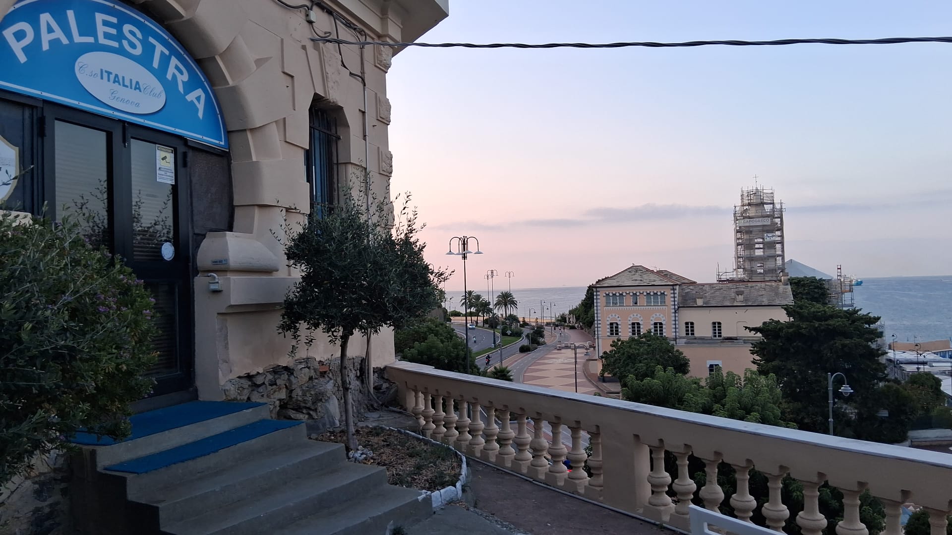 Entrata della palestra con vista su Corso Italia